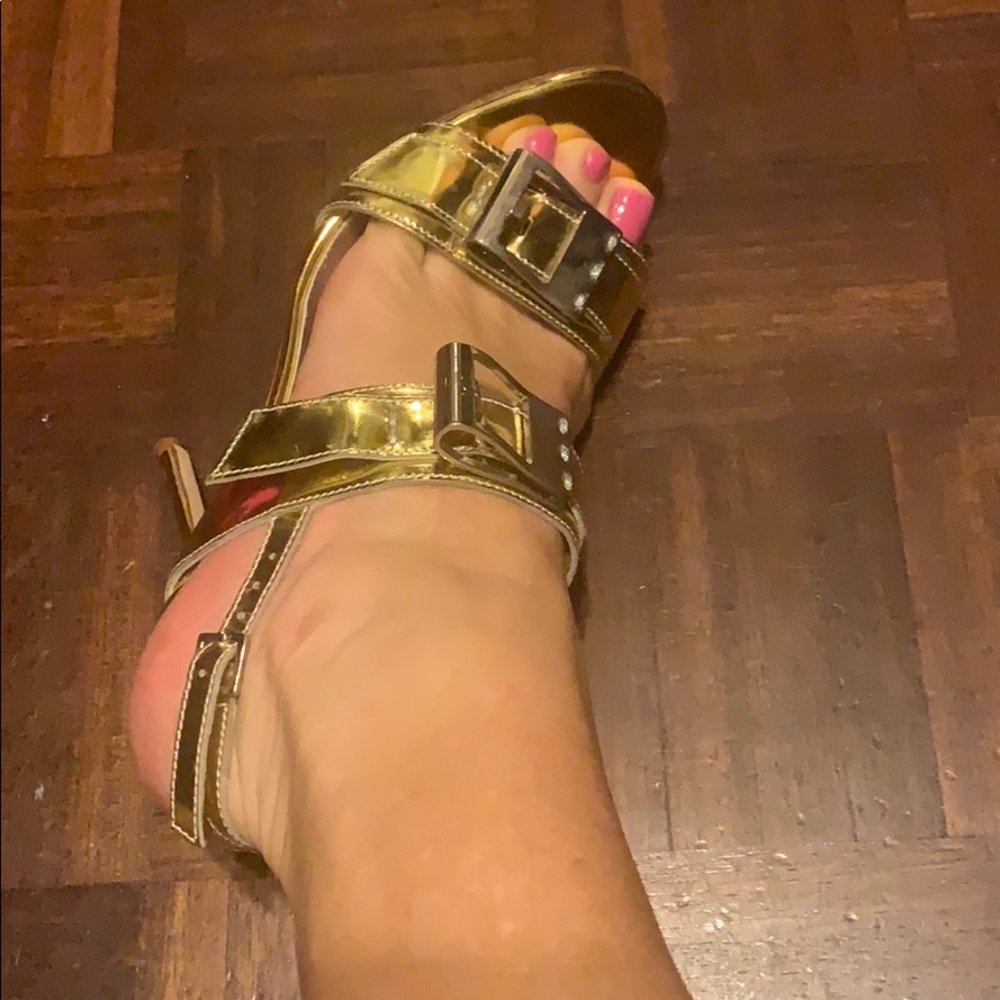 Manolo Blahnik 38 gold metallic